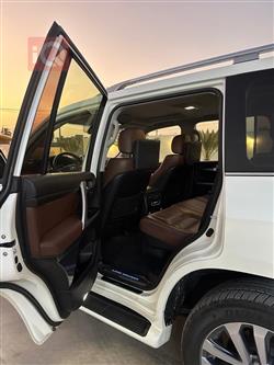 تۆیۆتا لاند کروزەر